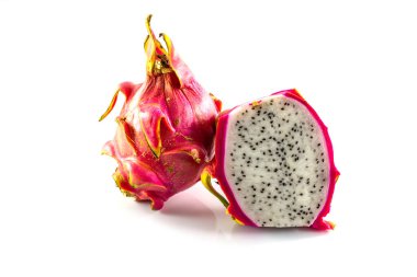 Ejderha meyvesi ve beyaz arka planda bir dilim