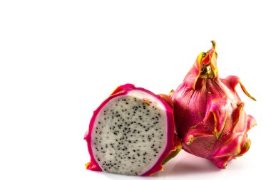 Ejderha meyvesi ve beyaz arka planda bir dilim