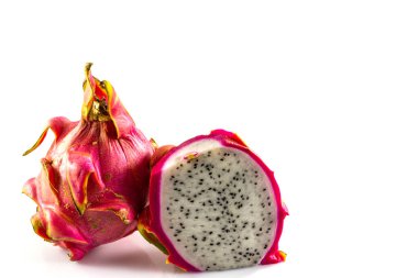 Ejderha meyvesi ve beyaz arka planda bir dilim