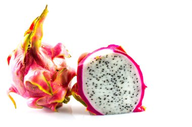 Ejderha meyvesi ve beyaz arka planda bir dilim