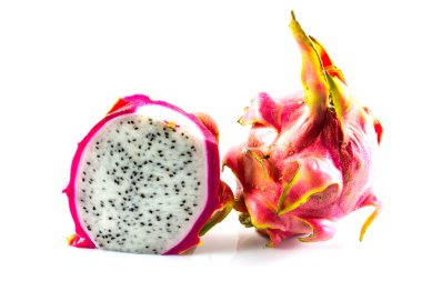 Ejderha meyvesi ve beyaz arka planda bir dilim