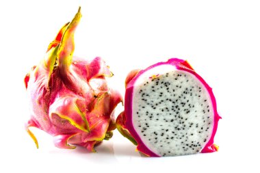 Ejderha meyvesi ve beyaz arka planda bir dilim