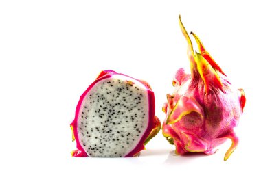 Ejderha meyvesi ve beyaz arka planda bir dilim