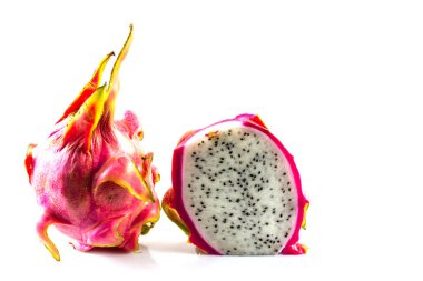 Ejderha meyvesi ve beyaz arka planda bir dilim