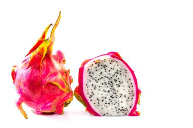 Ejderha meyvesi ve beyaz arka planda bir dilim