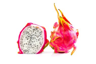 Ejderha meyvesi ve beyaz arka planda bir dilim