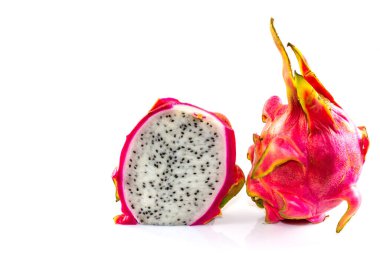 Ejderha meyvesi ve beyaz arka planda bir dilim