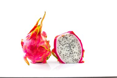 Ejderha meyvesi ve beyaz arka planda bir dilim
