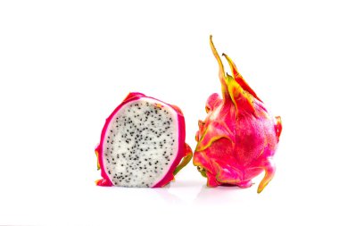 Ejderha meyvesi ve beyaz arka planda bir dilim