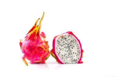 Ejderha meyvesi ve beyaz arka planda bir dilim