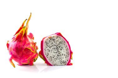 Ejderha meyvesi ve beyaz arka planda bir dilim