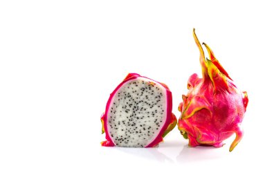 Ejderha meyvesi ve beyaz arka planda bir dilim