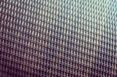 Sentetik rattan dokuma arka planı bahçe mobilyalarında kullanılıyor..