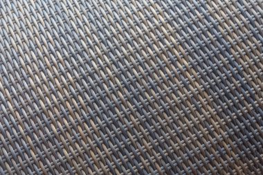 Sentetik rattan dokuma arka planı bahçe mobilyalarında kullanılıyor..