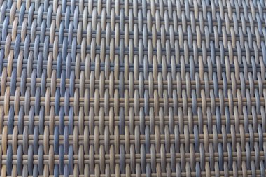 Sentetik rattan dokuma arka planı bahçe mobilyalarında kullanılıyor..