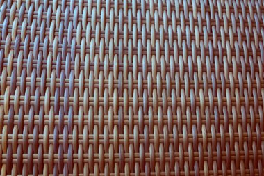 Sentetik rattan dokuma arka planı bahçe mobilyalarında kullanılıyor..