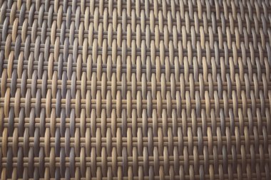 Sentetik rattan dokuma arka planı bahçe mobilyalarında kullanılıyor..