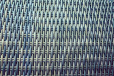 Sentetik rattan dokuma arka planı bahçe mobilyalarında kullanılıyor..