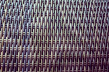 Sentetik rattan dokuma arka planı bahçe mobilyalarında kullanılıyor..