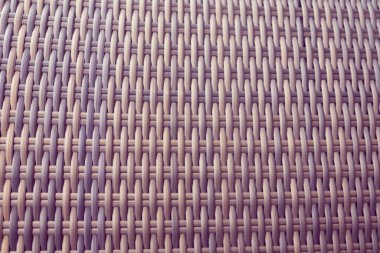 Sentetik rattan dokuma arka planı bahçe mobilyalarında kullanılıyor..