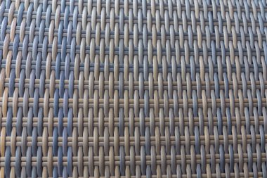 Sentetik rattan dokuma arka planı bahçe mobilyalarında kullanılıyor..