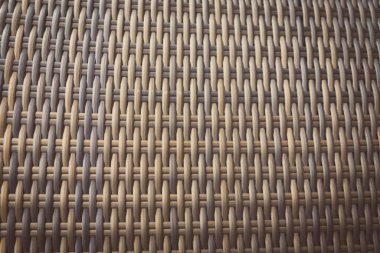 Sentetik rattan dokuma arka planı bahçe mobilyalarında kullanılıyor..