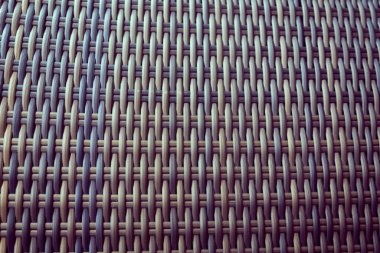 Sentetik rattan dokuma arka planı bahçe mobilyalarında kullanılıyor..