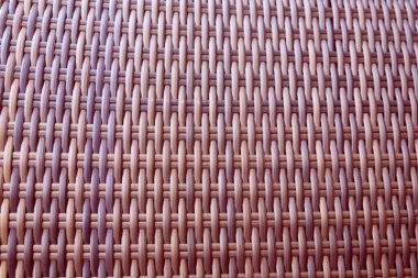 Sentetik rattan dokuma arka planı bahçe mobilyalarında kullanılıyor..