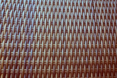Sentetik rattan dokuma arka planı bahçe mobilyalarında kullanılıyor..