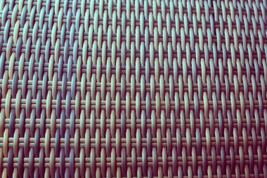 Sentetik rattan dokuma arka planı bahçe mobilyalarında kullanılıyor..