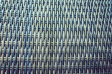 Sentetik rattan dokuma arka planı bahçe mobilyalarında kullanılıyor..