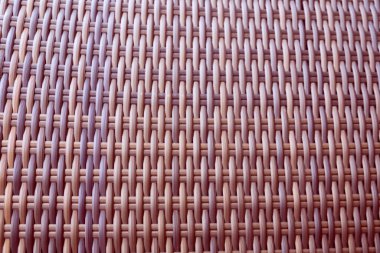 Sentetik rattan dokuma arka planı bahçe mobilyalarında kullanılıyor..