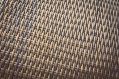 Sentetik rattan dokuma arka planı bahçe mobilyalarında kullanılıyor..