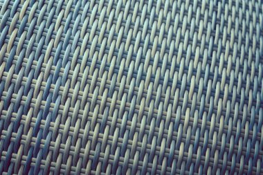 Sentetik rattan dokuma arka planı bahçe mobilyalarında kullanılıyor..