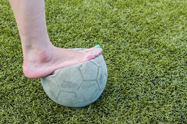 Menina Descalço Bola Futebol Velho Fundo — Fotografia de Stock