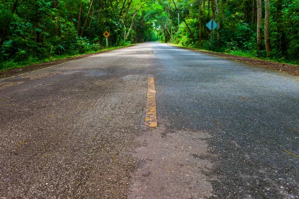 Straße Hinauf Zur Bergkulisse — Stockfoto