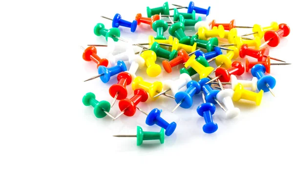 Beyaz arkaplanda renkli itme iğneleri.