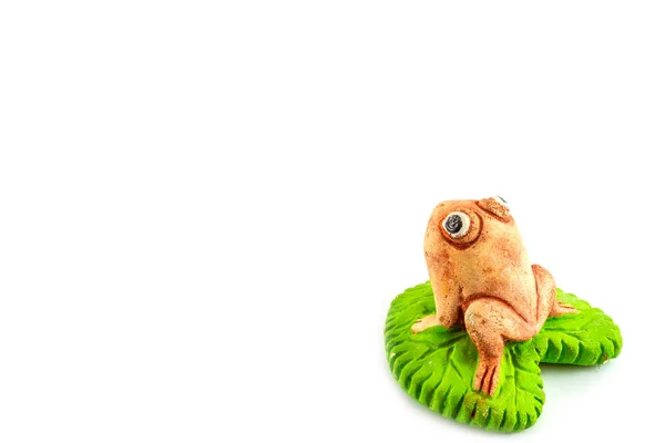 Зеленая Лягушка Игрушка Белом Фоне Украшения Сада — стоковое фото