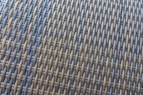 Sentetik rattan dokuma arka planı bahçe mobilyalarında kullanılıyor..