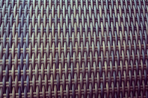 Sentetik rattan dokuma arka planı bahçe mobilyalarında kullanılıyor..