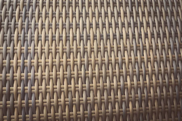 Sentetik rattan dokuma arka planı bahçe mobilyalarında kullanılıyor..