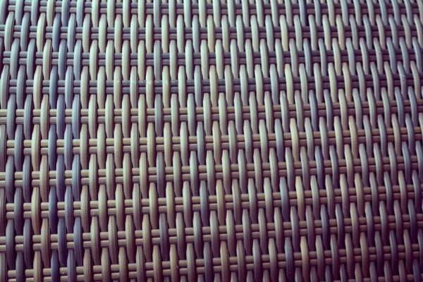 Sentetik rattan dokuma arka planı bahçe mobilyalarında kullanılıyor..