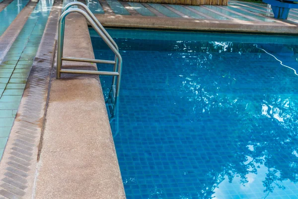 Otel arka planında yüzme havuzu