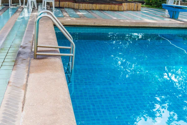 Otel arka planında yüzme havuzu