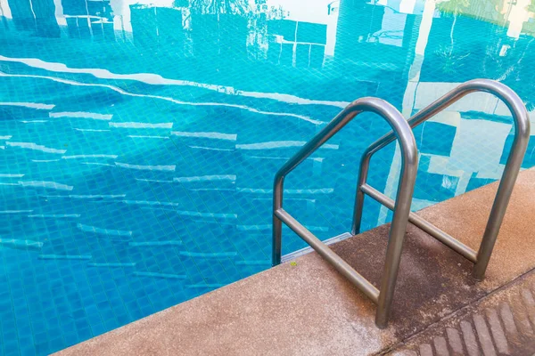 Handgrepen Ladder Het Blauwe Zwembad Achtergrond — Stockfoto