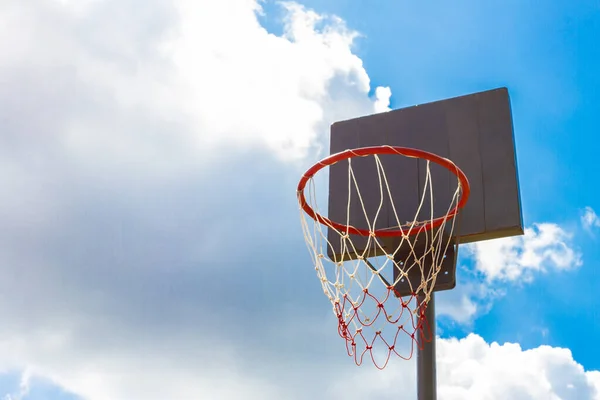 Mavi Gökyüzü Bulutlu Arka Planda Açık Basketbol Potası — Stok fotoğraf