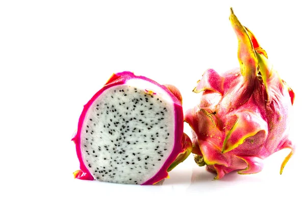 Ejderha meyvesi ve beyaz arka planda bir dilim