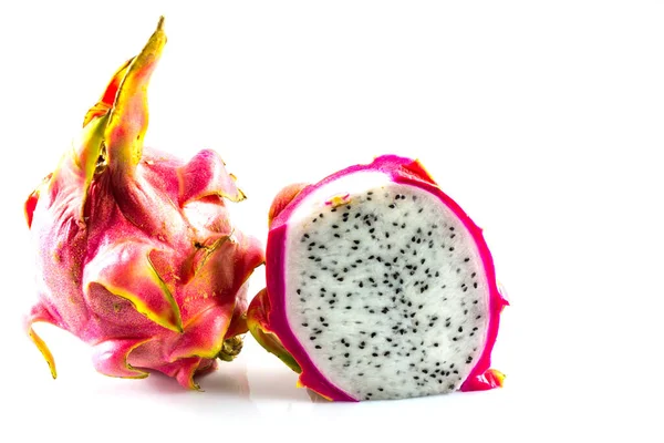 Ejderha meyvesi ve beyaz arka planda bir dilim