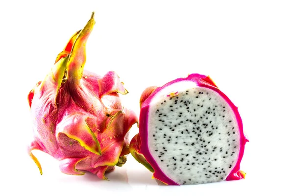 Ejderha meyvesi ve beyaz arka planda bir dilim