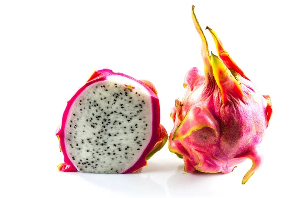 Ejderha meyvesi ve beyaz arka planda bir dilim
